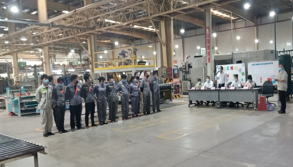 比糊盒？我最強！西安秉信印后勞務工手工糊盒競賽活動