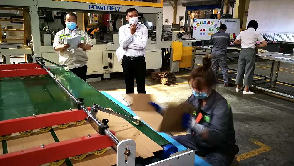 比糊盒？我最強！西安秉信印后勞務工手工糊盒競賽活動