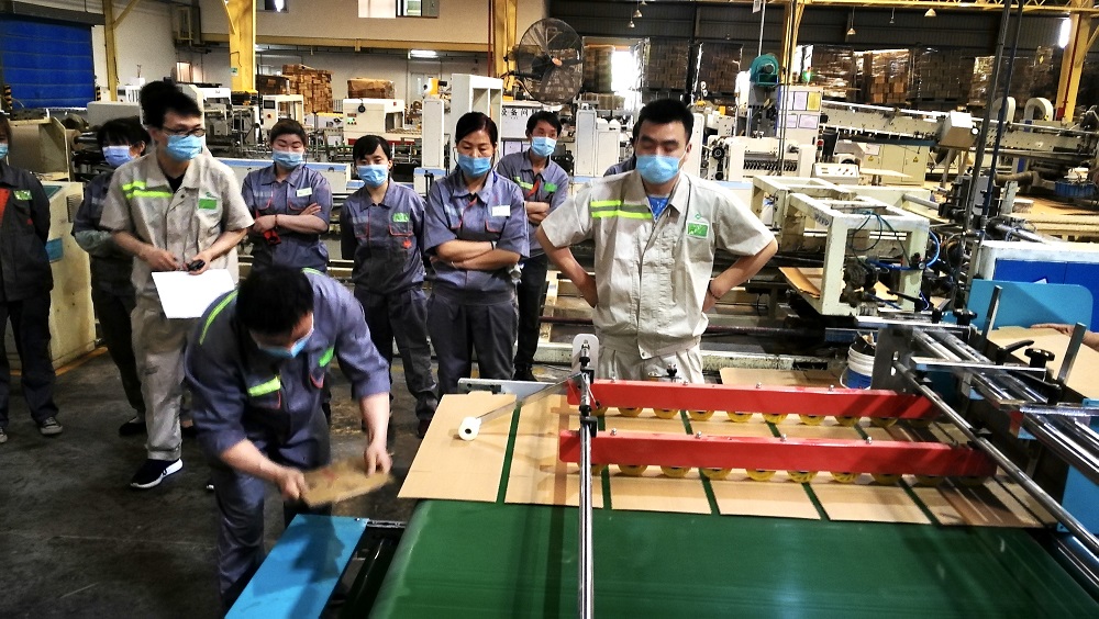 比糊盒？我最強！西安秉信印后勞務工手工糊盒競賽活動