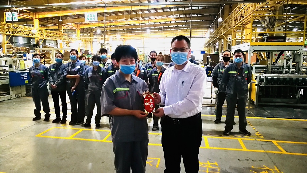 比糊盒？我最強！西安秉信印后勞務工手工糊盒競賽活動