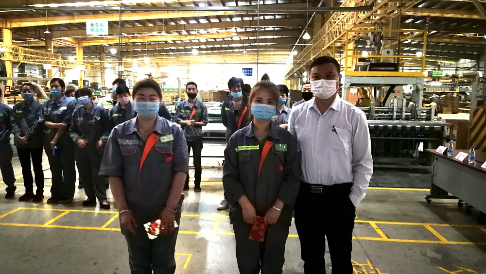 比糊盒？我最強！西安秉信印后勞務工手工糊盒競賽活動