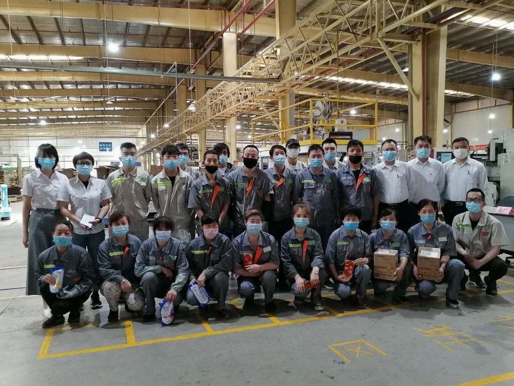 比糊盒？我最強！西安秉信印后勞務工手工糊盒競賽活動